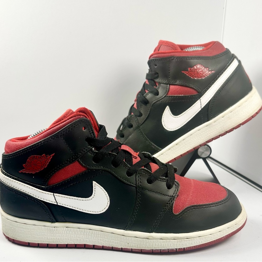 Nike Air Jordan 1 Retro Mid GS Gym Red Black 554725-020 Youth Size 7Y/Womens 8.5